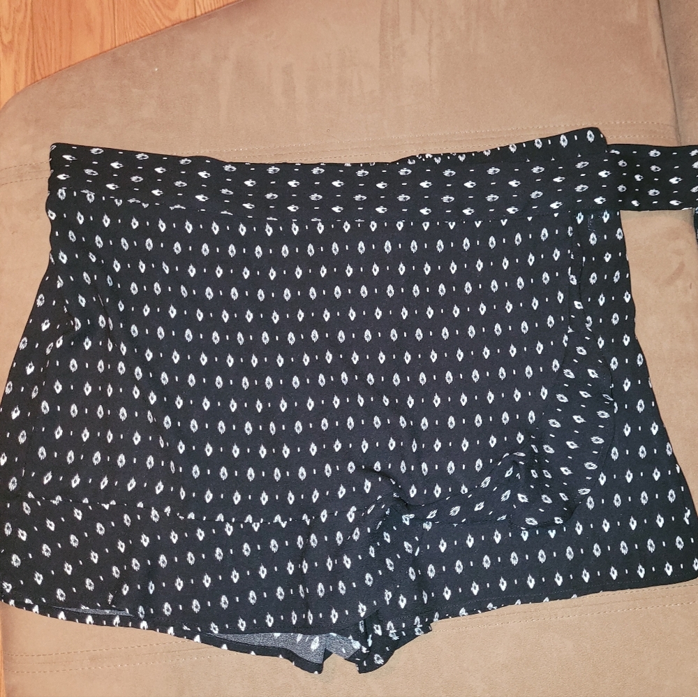 Maurice’s Black and white tie belt Skort XL